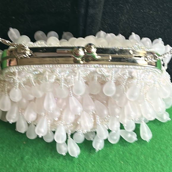 CEM RARE WHITE BEADED KISS-LOCK CLOSURE CROSSBODY CLUTCH - Picture 3 of 16